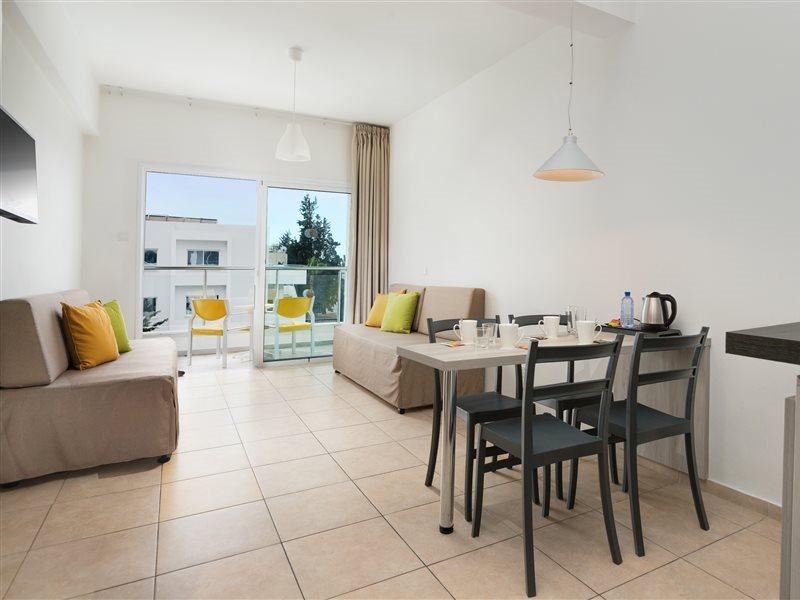 Mayfair Gardens Пафос Экстерьер фото